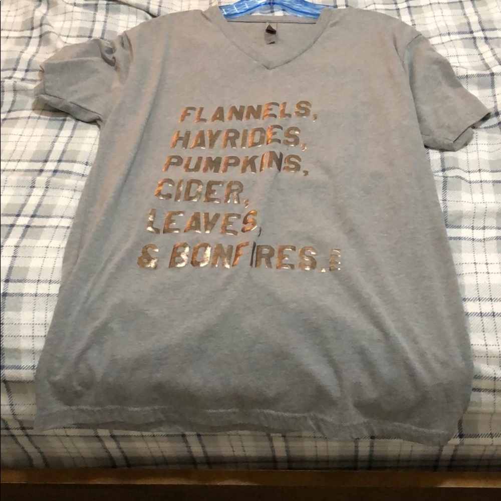 Short sleeve v-neck shirt